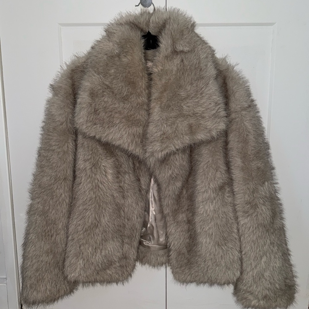 Zara short faux fur jacket. Code 4360/240
